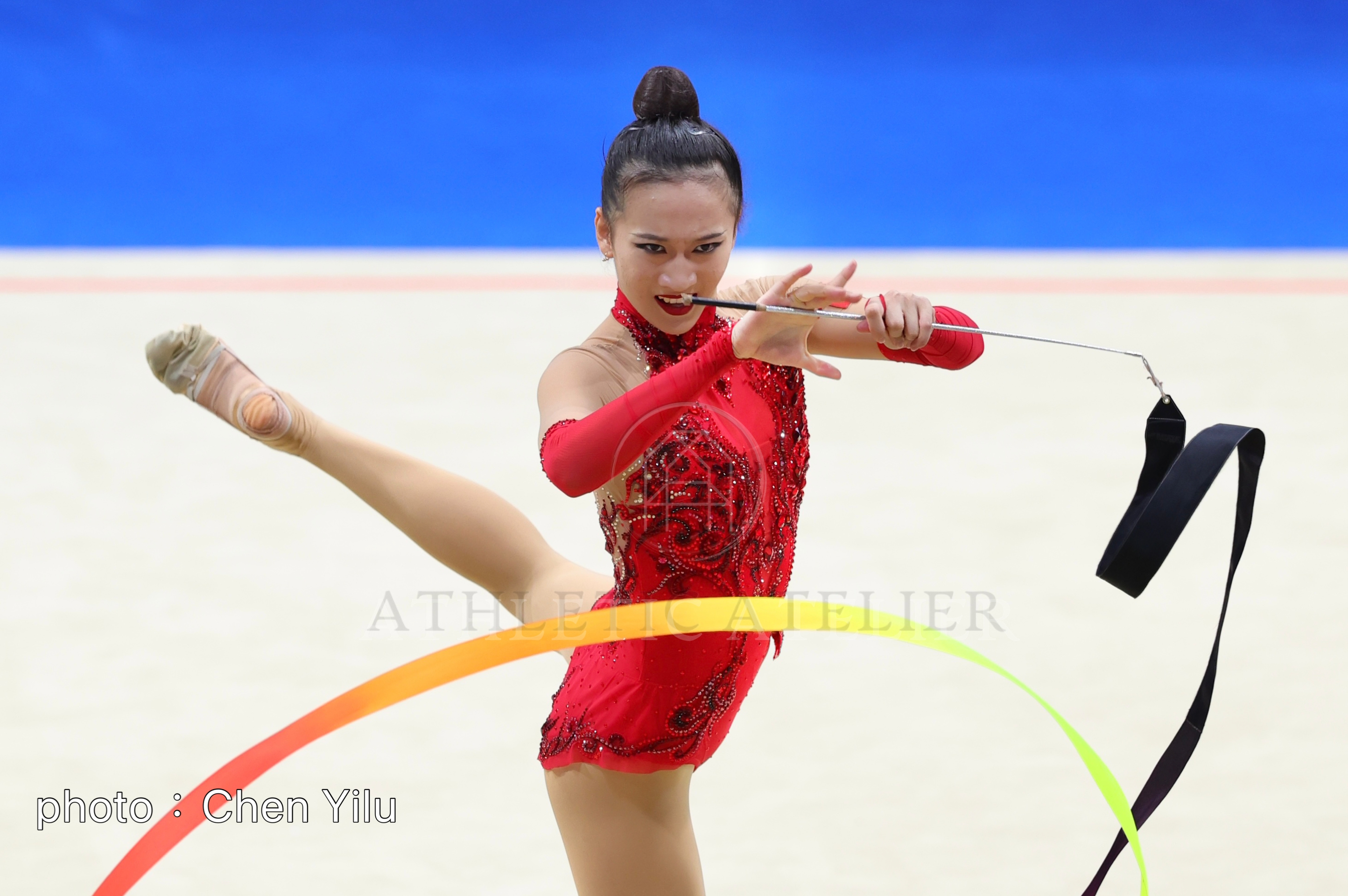 Wang Zilu performing with ribbon
